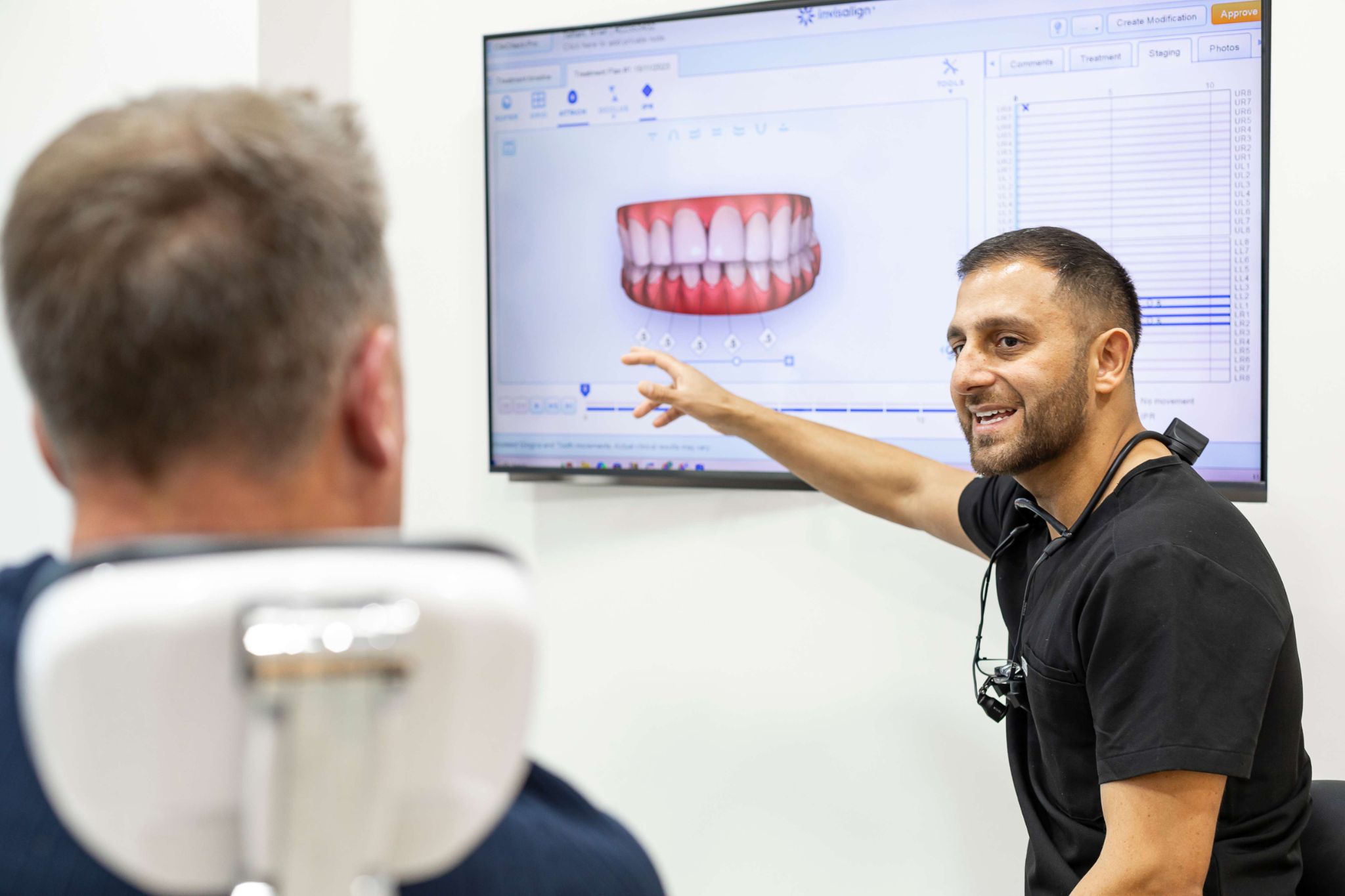 Dr Pola Reza explaining digital smile assessment and whitening suitability using dental imaging software